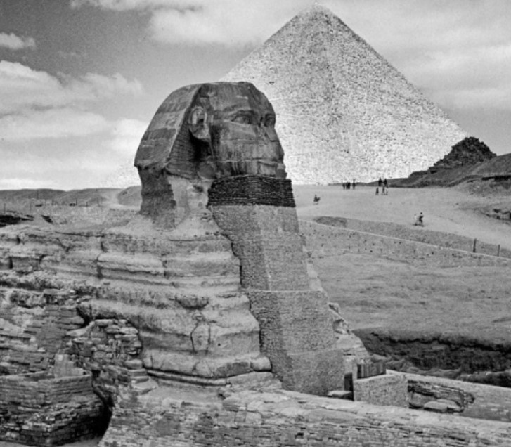 Foto d'epoca: la Sfinge della piana di Giza protetta da sacchi di sabbia trattenuti da un'impalcatura di mattoni durante la Seconda Guerra Mondiale. Photo Bob Landry